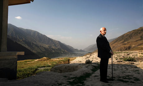 Major Geoffrey Langlands outside the school he founded in the Hindu Kush mountains. Photograph: Declan Walsh